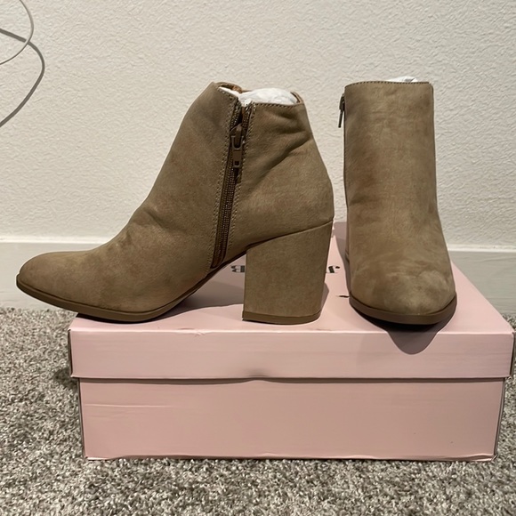 ✨NWOT✨ JustFab Taupe Booties Size 7 - Picture 2 of 4